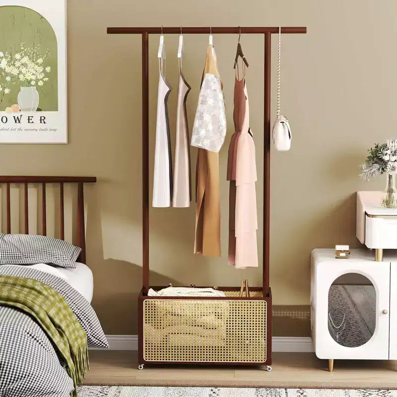 Portant à vêtements en bambou avec panier de rangement en rotin et roulettes, Portant à vêtements mobile, Marron/Beige