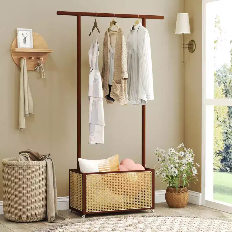 Portant à vêtements en bambou avec panier de rangement en rotin et roulettes, Portant à vêtements mobile, Marron/Beige
