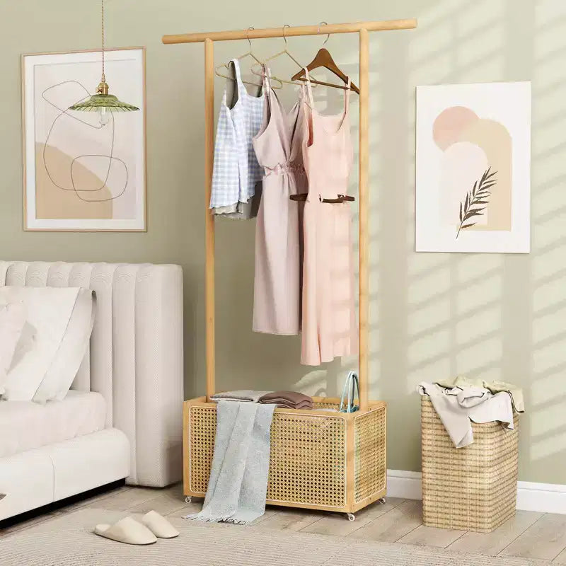 Portant à vêtements en bambou avec panier de rangement en rotin et roulettes, Portant à vêtements mobile, Marron/Beige
