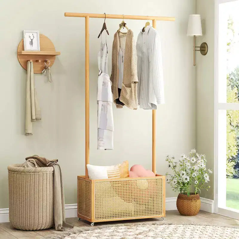 Portant à vêtements en bambou avec panier de rangement en rotin et roulettes, Portant à vêtements mobile, Marron/Beige