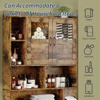 Meuble de rangement de ferme au-dessus des toilettes avec portes de grange et porte-rouleau de papier toilette