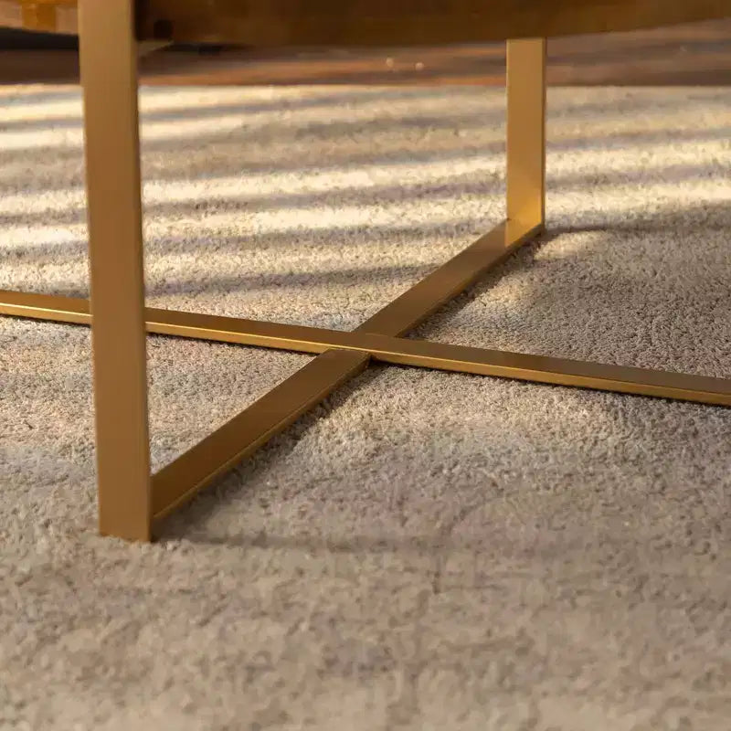Table basse ronde avec piètement en métal et plateau en bois
