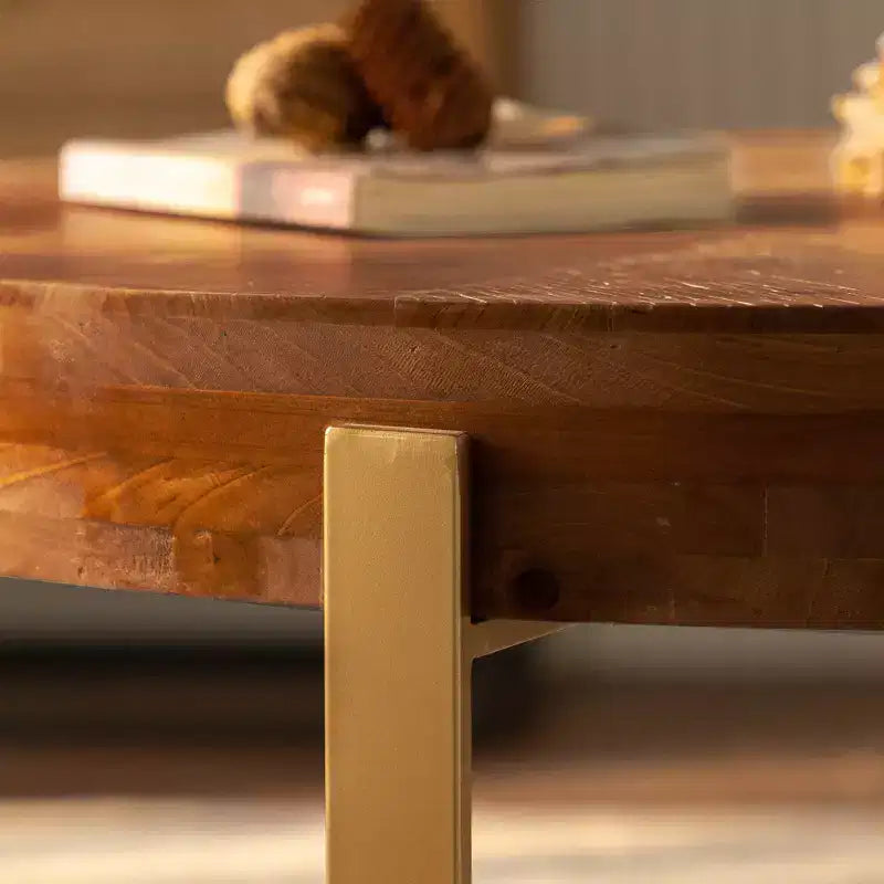 Table basse ronde avec piètement en métal et plateau en bois