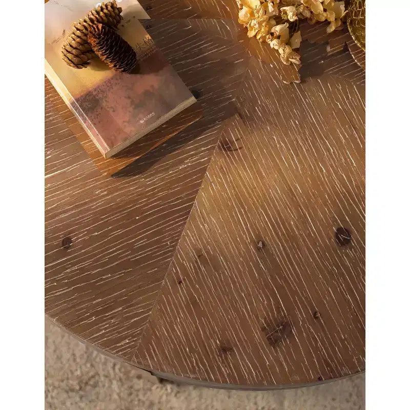 Table basse ronde avec piètement en métal et plateau en bois