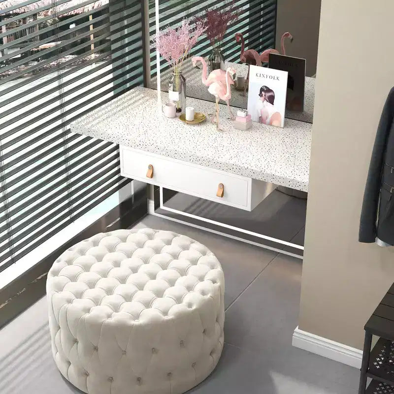Table basse pouf ronde avec revêtement en velours et capitonnage à boutons