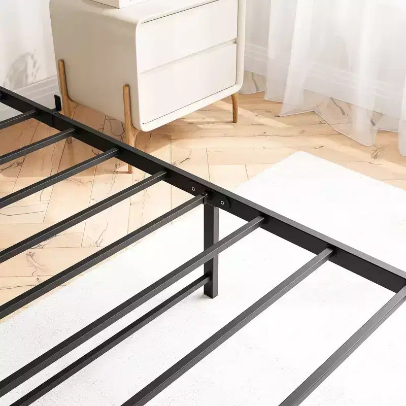 Cadre de lit queen size en métal avec tête de lit de rangement et station de recharge, noir