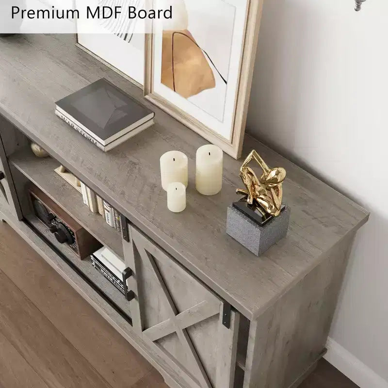 Meuble TV pour téléviseurs jusqu'à 65 pouces, centre de divertissement avec porte coulissante de style grange et armoires de rangement, gris