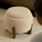 Pouffe rond tapissé avec pieds en bois de manguier, repose-pieds et siège supplémentaire pour chambre et salon