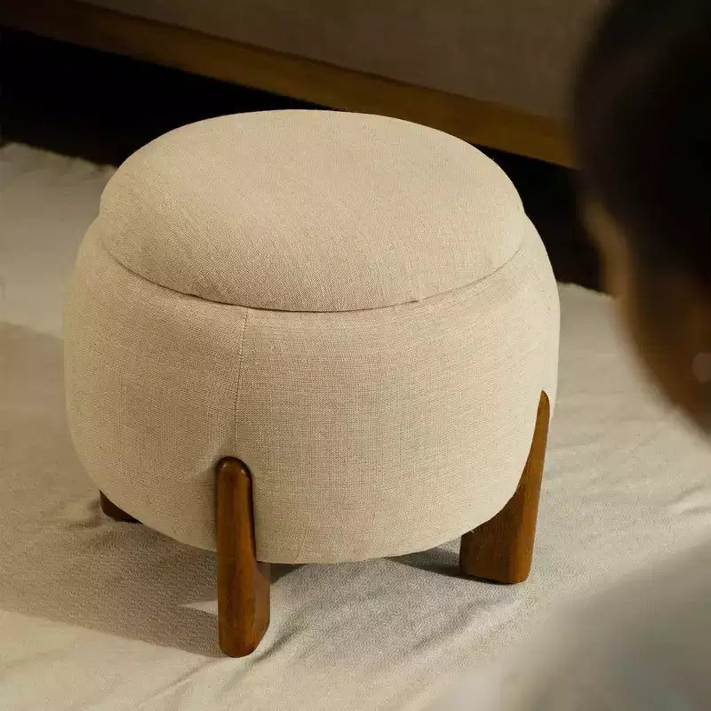 Pouffe rond tapissé avec pieds en bois de manguier, repose-pieds et siège supplémentaire pour chambre et salon
