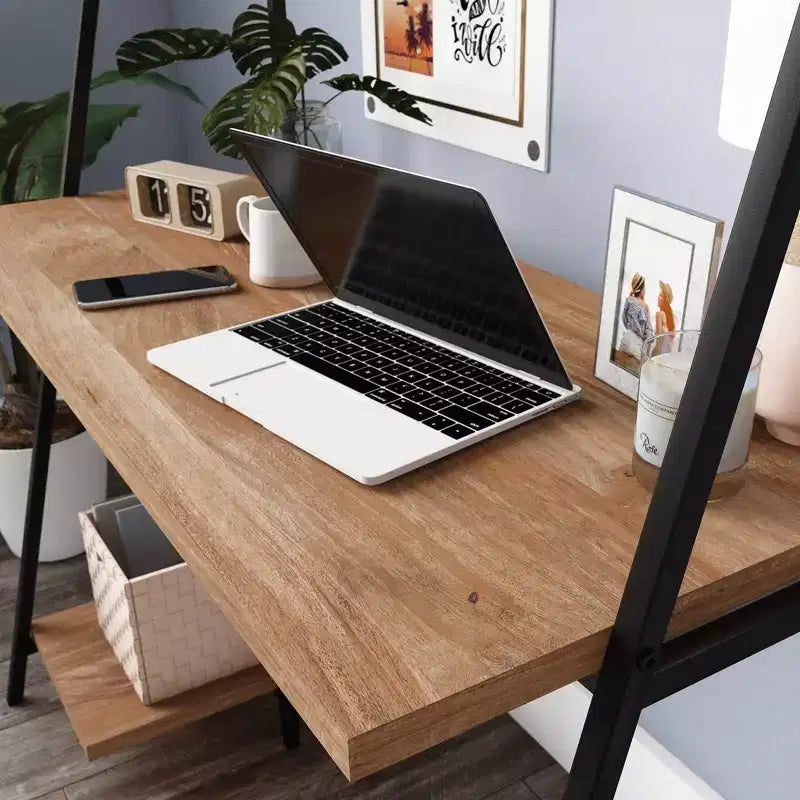 Bureau informatique avec huche